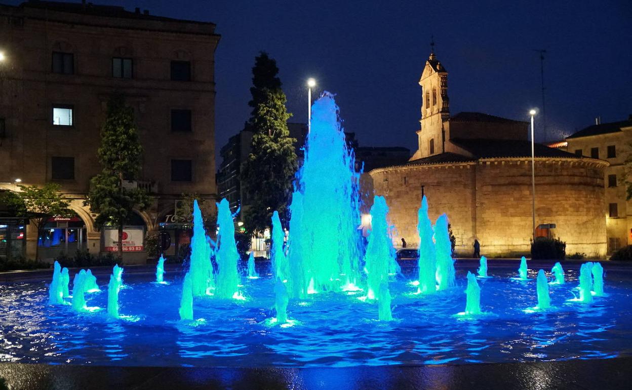 La fuente de la Puerta Zamora de Salamanca se tiñe este viernes de